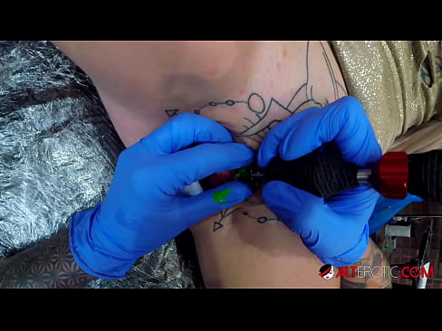 ❤️ Extreem getatoeëerde hottie Sully Savage kreeg een tatoeage op haar clitoris Fuck video at porn nl.liporno.ru ☑